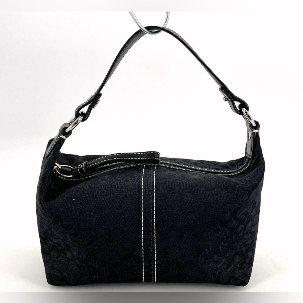 Coach Signature Pochette
Black Purse